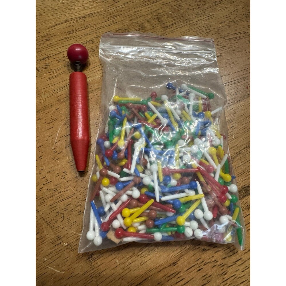 vintage Keystone Peg Pictures set includes numerous colorful plastic pegs